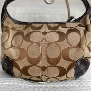 Coach shoulder bag in a beautiful brown/tan color